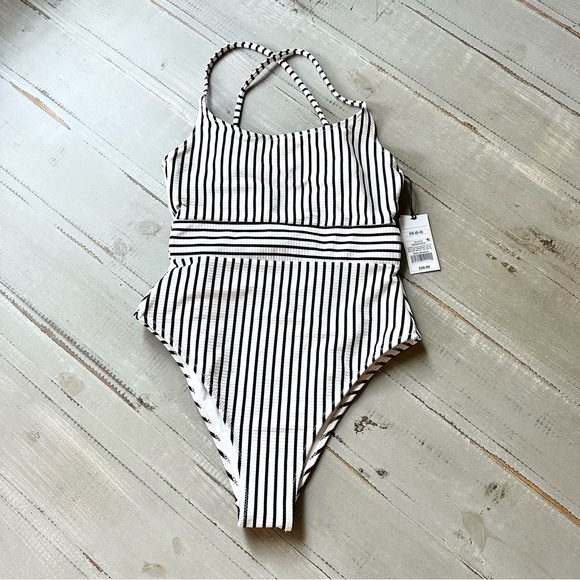 NWT - Shade & Shore Women’s Striped One Piece Swimsuit - Black/White - Size XS - Picture 8 of 12